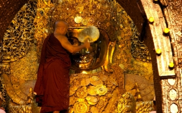 Lễ rửa mặt Phật ở chùa Mahamuni 